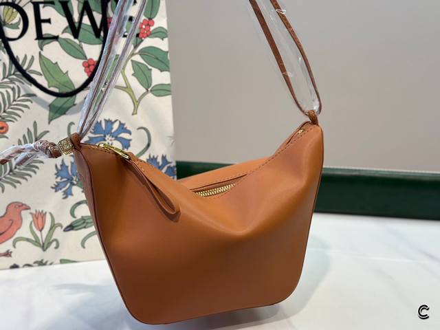 配盒 Size：底宽17 上宽27*高18Cm Loewe Hammock Hobo Loewe 吊床包超可爱 看预告就喜欢的要命， 特别可爱， 皮质也很好 摸