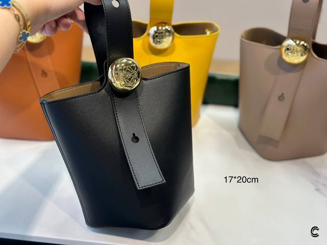 配盒 新品速来罗意威水桶 Loewe Pebble手袋 Loewe 新款pebble手袋，来自2024春夏秀场。 Pebble手袋采用极简水桶廓形搭配敞口式设计