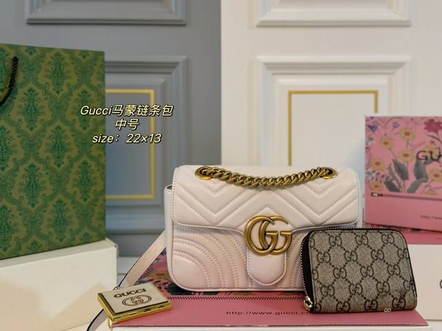 中号 折叠盒飞机盒 Size：22×13中号 Gucci 古驰gg Marmont 迷你马蒙链条包 以双g标识作为点睛之笔 多种背法，给造型增加了很多变化！ 每