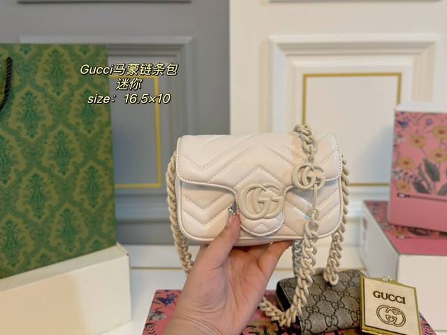 折叠盒飞机盒 Size：16.5×10 Gucci 古驰gg Marmont 迷你马蒙链条包 以双g标识作为点睛之笔 多种背法，给造型增加了很多变化！ 每个细节