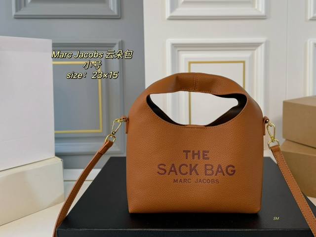 小号 配盒 Size：23×15小号 Marc Jacobs 马克雅克布新款sack云朵包 时尚主义，时尚且百搭～ 包内内胆拉链开合 安全实用 大logo字母肩