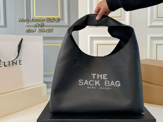 大号 配盒 Size：39×25大号 Marc Jacobs 马克雅克布新款sack云朵包 时尚主义，时尚且百搭～ 包内内胆拉链开合 安全实用 大logo字母肩