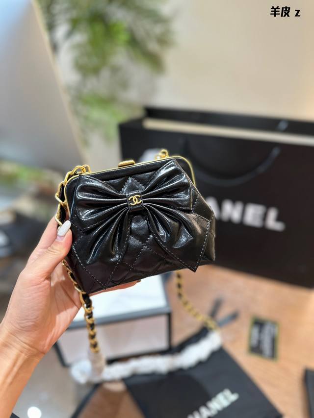 Chanel24A蝴蝶结蛙口包太可爱辣chanel24A蛙口夹子包 染尺寸: 13X10X3.5Cm可以放纸巾口红粉饼 论油蜡羊皮质感很棒相对来说耐磨很多可以做