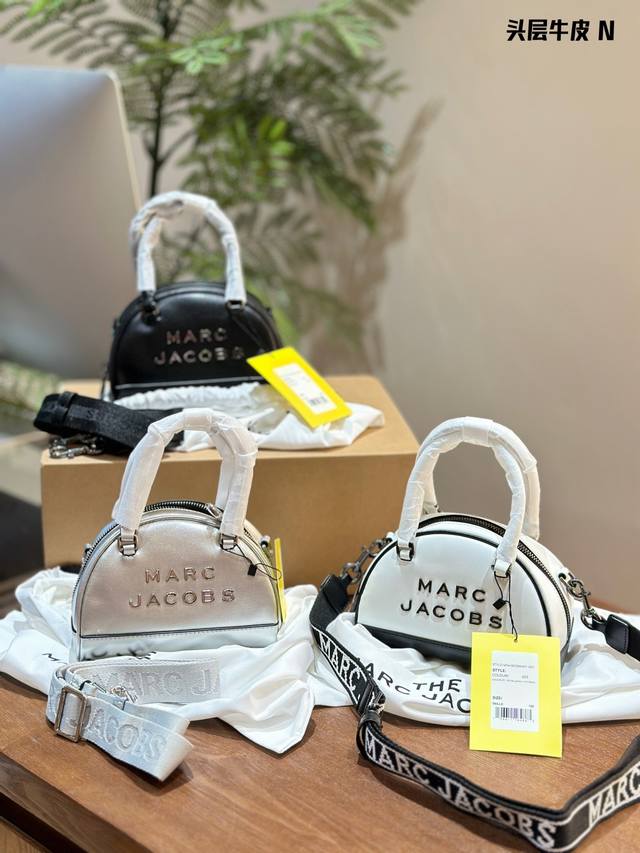 小可爱.上线 Marcjacobs新品小号贝壳包保龄球包 今年非常流行小巧包，采用小牛皮 制作的包身，小巧精致的设计，流线型的设计 复古的造型，优雅中带点随性标