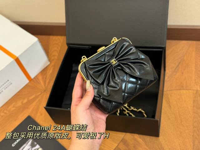 配折叠盒 Size：13*12Cm 香奈儿小可爱蝴蝶结 原版皮材质 包身轻便又有容量 又精美又实用，性价比超高 24A推荐入手之一 太好搭啦！随手一提！出门！