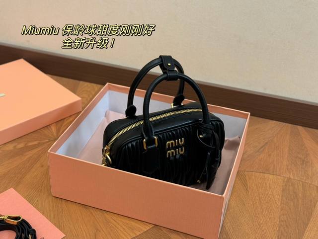 升级版配盒 Size：20*14Cm Miumiu保龄球包包甜度刚好！ 很难不爱啊啊！ 又奶又千金的感觉！ 可手拎也可斜挎 绝对不是小废包哦容量足足的~~ 出场