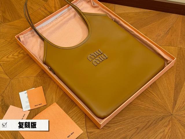 全套包装 Size：35*34Cm Miumiu新款托特tote 今年的风刮的太猛了 老多爆款了！ 这款的版型也太好看了吧！ Miumiu准备承包我的夏天吗