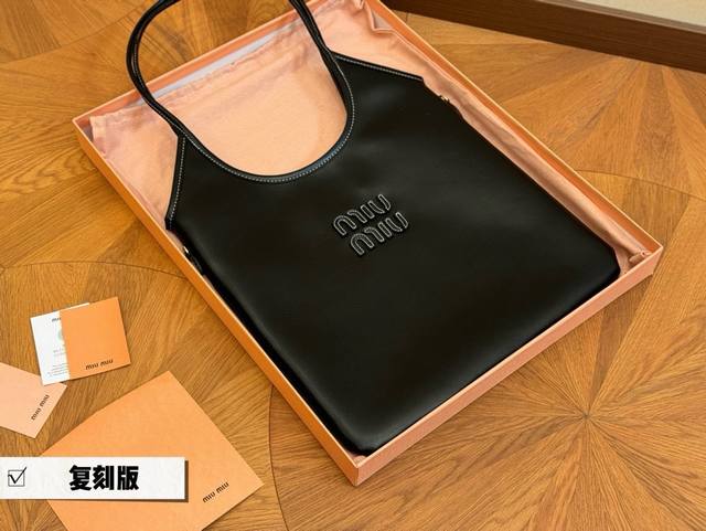 全套包装 Size：35*34Cm Miumiu新款托特tote 今年的风刮的太猛了 老多爆款了！ 这款的版型也太好看了吧！ Miumiu准备承包我的夏天吗