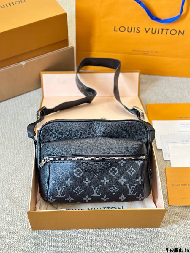 牛皮版本 Lv Outdoor邮差包 规格:L26.0Xh20.0Xw10.5Cm 男包推荐~Iv Outdoor邮差包害 通勤包必备款，真的很推荐这款，可以斜