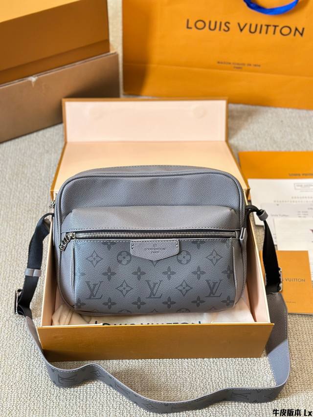 牛皮版本 Lv Outdoor邮差包 规格:L26.0Xh20.0Xw10.5Cm 男包推荐~Iv Outdoor邮差包害 通勤包必备款，真的很推荐这款，可以斜