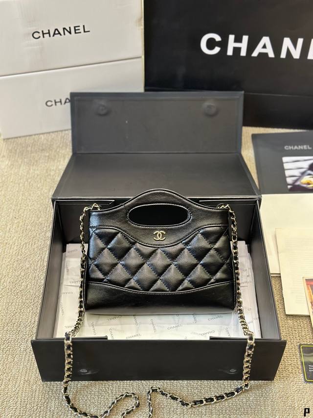 牛皮版本 Chanel 24A 值得入手的 31Bag Mini Chanel 又又又复刻了 新款 31Bag 出了 Mini Size 这谁顶得住！小香真爱粉