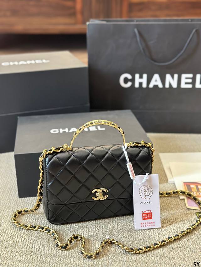 小羊皮 Chanel 铁手提 风琴包 慵懒随性又好背 上身满满的惊喜 高级慵懒又随性 彻底心动的一只 Size：22 18Cm