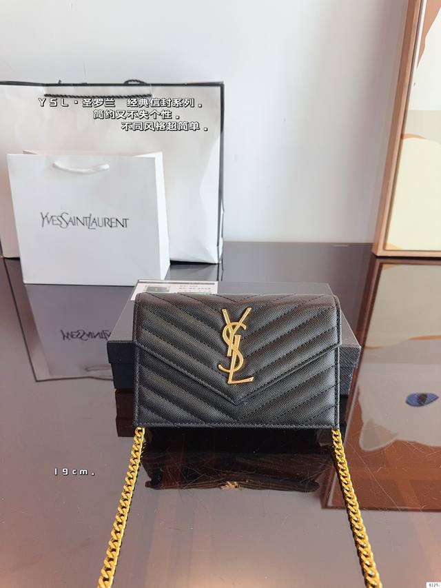 配礼盒. Ysl 圣罗兰 信封链条包 专柜新品 明星款 据说上市不到一个月被抢空 超多博主推荐 保留了ysl一贯的摇滚精神 走的都市随性风 值得打call 要不