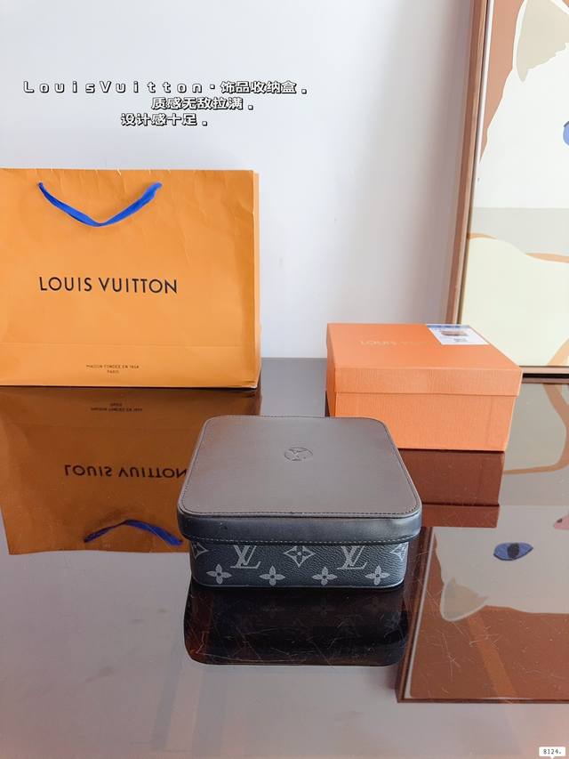 配礼盒. Lv 方形收纳盒 你是否厌倦了那些千篇一律的珠宝盒？想要为你的珠宝找一个既独特又充满艺术气息的归宿？那么，恭喜你，终于找到了 我们的皮纹特种纸珠宝礼盒