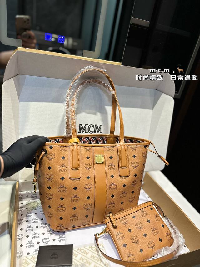 双面原版品质对比。Mcm购物袋两件套高端货包中包。小包可以单被 内容超大 物超所值。超千皮系列妈咪购物袋 原单货 高品质 特别实用的一款原版五金logo 尺寸：