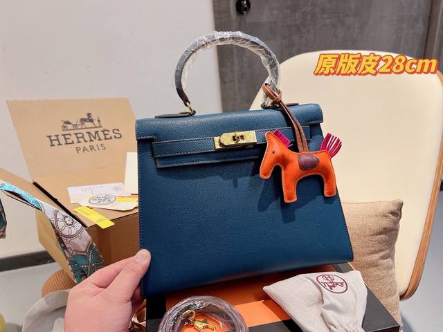 折叠礼盒 爱马仕上新hermès 牛皮凯莉包 高端质量 专柜最新款 明星同款 人手必备款 Hermès每个女孩的必备品 手提肩背 特别实用 送人自留都有面儿 高