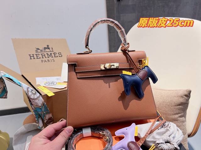 折叠礼盒 爱马仕上新hermès 牛皮凯莉包 高端质量 专柜最新款 明星同款 人手必备款 Hermès每个女孩的必备品 手提肩背 特别实用 送人自留都有面儿 高