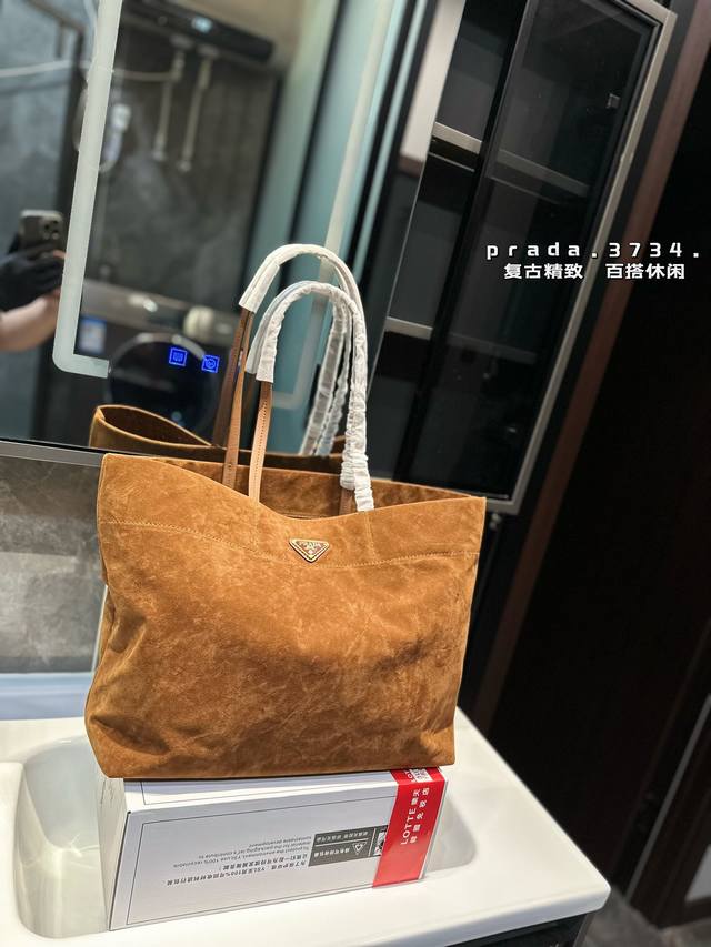 Prada 经典购物袋！ 够大够方便！ 作为prada购物袋入门级手袋，它的的确确是一直实用且耐用的款， 轻便舒适又实用！Size：37 30Cm