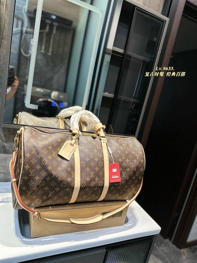 超酷中lv Keepall老花旅行袋 Lvkeepall 出差旅行最常用的一只包 这是超酷的一只包 可以做健身包，也可做旅行袋 容量超级感人非常的实用 出差三四