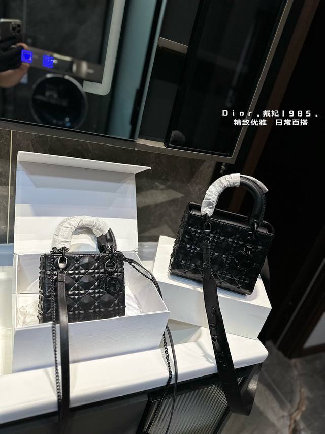 礼盒包装 Dior 新款 3D立体印花 时髦 敲爱了 戴妃包高端品质 原版皮 可随意对比专柜细节 独家出货 高版本第一批 实拍图一组 我们的版本看实拍 Good