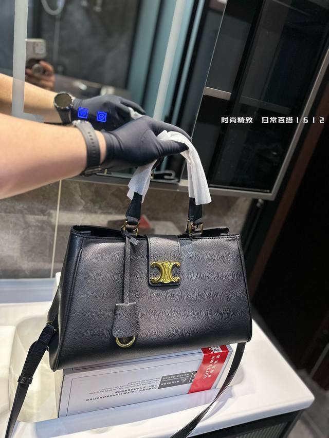 Celine 24新款的托特包tote 今年的大包都很 喜欢~ 可手提可斜挎 焦糖色+纯黑色 ~凹造型好物+街拍时尚单品 大容量可满足短途旅行需求大包size：