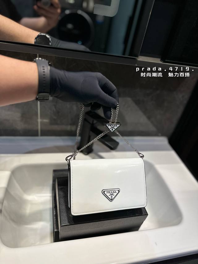 礼盒包装 Prada Femme系列 线条笔直硬朗信封包款 搭配三角标 无论是搭配西装还是牛仔裤都十分好看呢！ 尺寸17.5.10