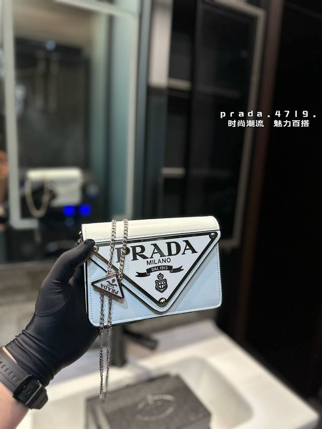 礼盒包装 Prada 三角形徽标最初装点于mario Prada设计的旅行箱 赋予包身一抹鲜明的摩登格调尺寸15.4.9