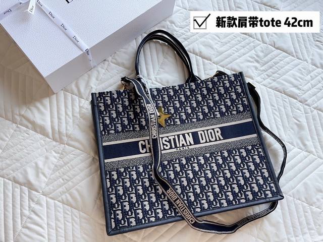 配盒 Size：26.5*21Cm 36*28 Cm 41*35Cm D家 Tote购物袋 Tote24早春新款 可以背的托特来了 立体刺绣 非普通货 赠送同色