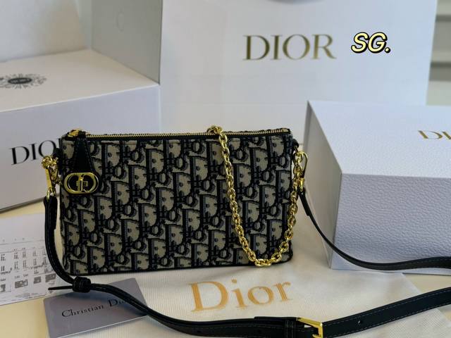 折叠盒 Size:23×13 Dior 迪奥midi三合一麻将包 采用蓝色oblique 老花面， 搭配复古金字母lock 肩背或手拿都好看！ 造型百变又实用，