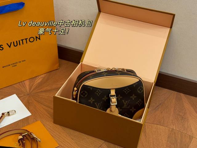 配折叠盒 尺寸：20*15Cm Lv Deauville 相机包 最最最新上线哦！ 耐看！实用且能装！ 老花经典款！ 原版皮+原单五金+原单 绝对的高级货！ 搜