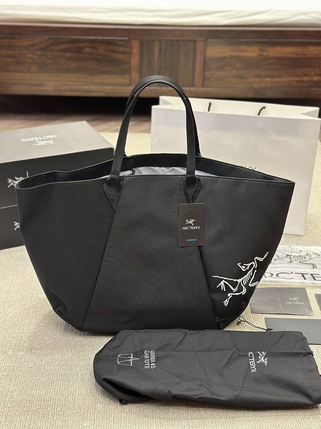 原版布 Carrier 45 Gear Tote Arc'Teryx 始祖鸟 Carrier 45 托特包的全新配色 这款手提袋简单耐用，可容纳您的装备，方便上