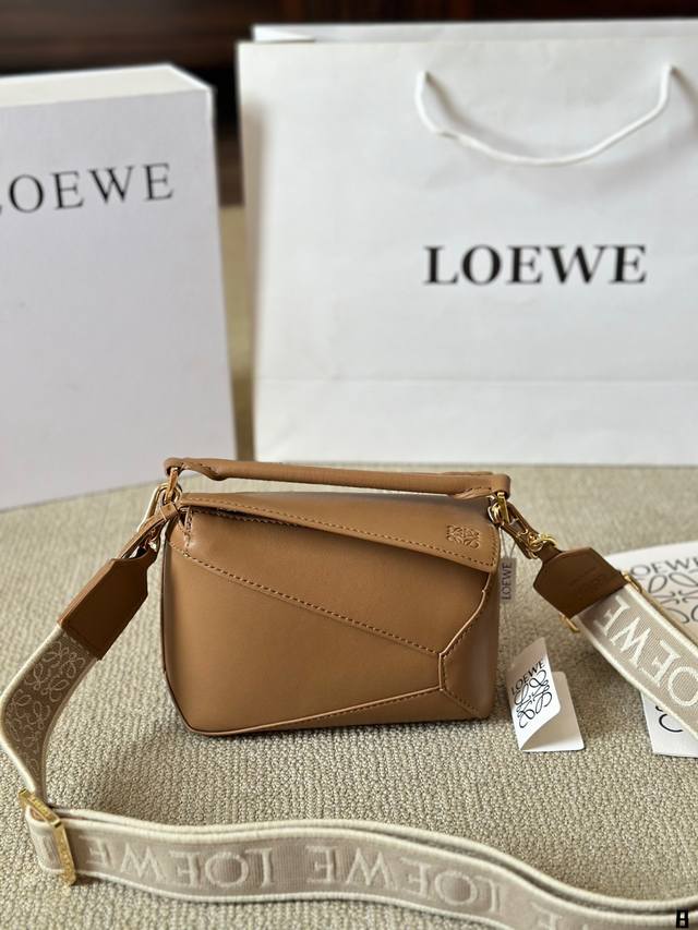 牛皮版本 小号 Loewe 新秀款展示 罗意威 几何包 爱惨了这精致高级范儿！ 汤唯 杨幂孙千李一桐 雎晓雯.同款 最新秀款paseo几何包 包包界的一股清流~