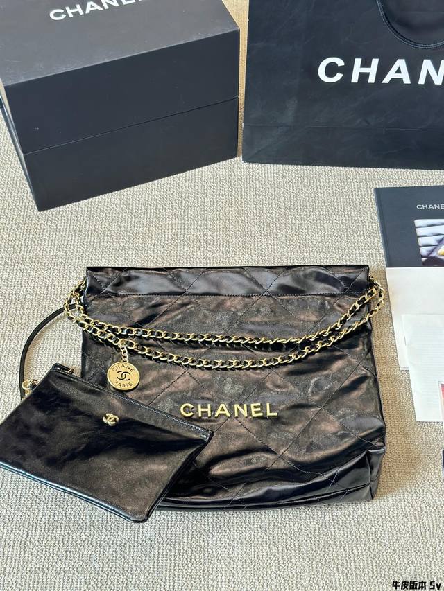 油蜡皮 Chanel 22Bag 以数字命名的“垃圾袋” 年10 月，Chanel 品牌艺术总监virginie Viard在年春夏 时装秀_上推出一款新款手提