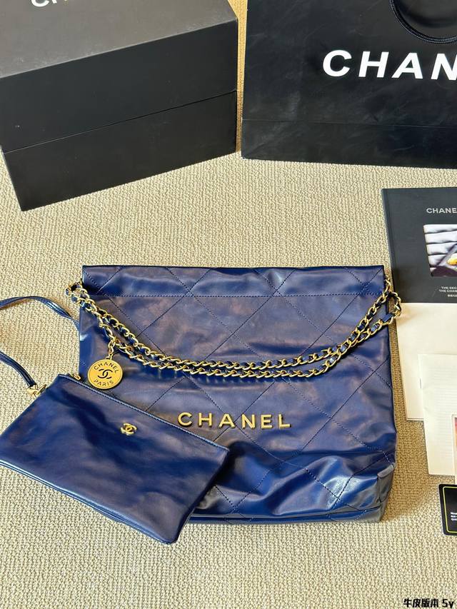 油蜡皮 Chanel 22Bag 以数字命名的“垃圾袋” 年10 月，Chanel 品牌艺术总监virginie Viard在年春夏 时装秀_上推出一款新款手提