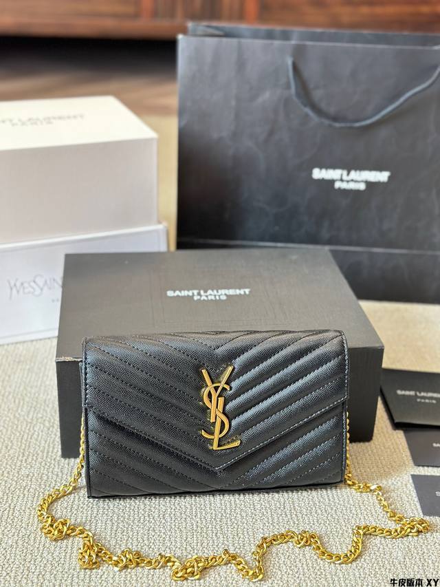 牛皮版本 Ysl Woc链条包信封包ysi家当之无愧的入门经典款 超级耐燥这个皮质真的是我最爱的皮质之一不怕刮牛皮的纹理也有质感 相比金链我更喜欢链非常耐看 链