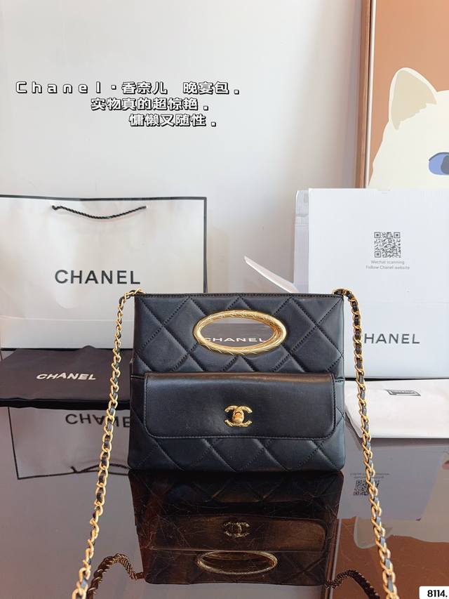 配礼盒. 小香家24B秋冬系列 Chanel 24B包王clutch 小香黑金晚宴包手柄的格纹像cococrush更古法的质感 非常特别的一只，精致的设计风格