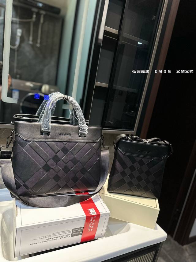 Burberry 巴宝莉新款头层牛皮压男士斜挎手提包 电脑包 经典复刻设计 采用精湛镶嵌细工，实物拍摄 原厂原版面料 配送防尘布袋 38 X 28 Cm。 6