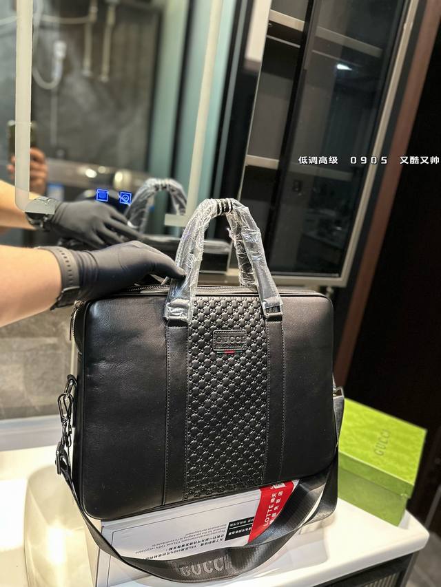 Gucci 古奇牛皮男包公文包 手提包 电脑包 采用精湛镶嵌细工 经典百搭 实物拍摄 原厂原版面料