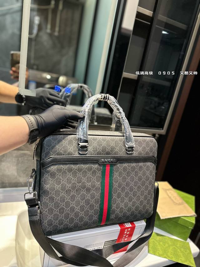 Gucci 古奇男包公文包 手提包 电脑包 采用精湛镶嵌细工 经典百搭 实物拍摄 原厂原版面料 28 X 38 Cm。