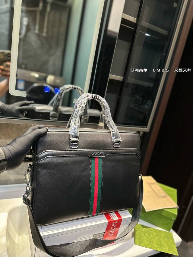 Gucci 古奇牛皮男包公文包 手提包 电脑包 采用精湛镶嵌细工 经典百搭 实物拍摄 原厂原版面料 28 X 38 Cm。