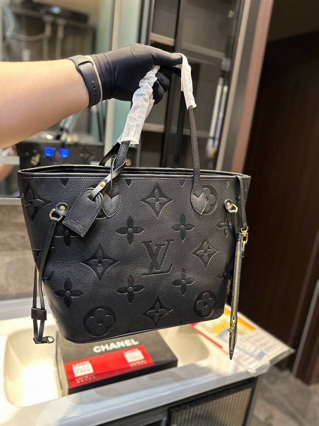 Lv Onthego妈咪袋 性价比之王这是一款超赞的包型，灵感来自于恶搞lv的街头品牌，曾经的曾经，Louis Vll Litton永远不会走下神坛，1:1品质