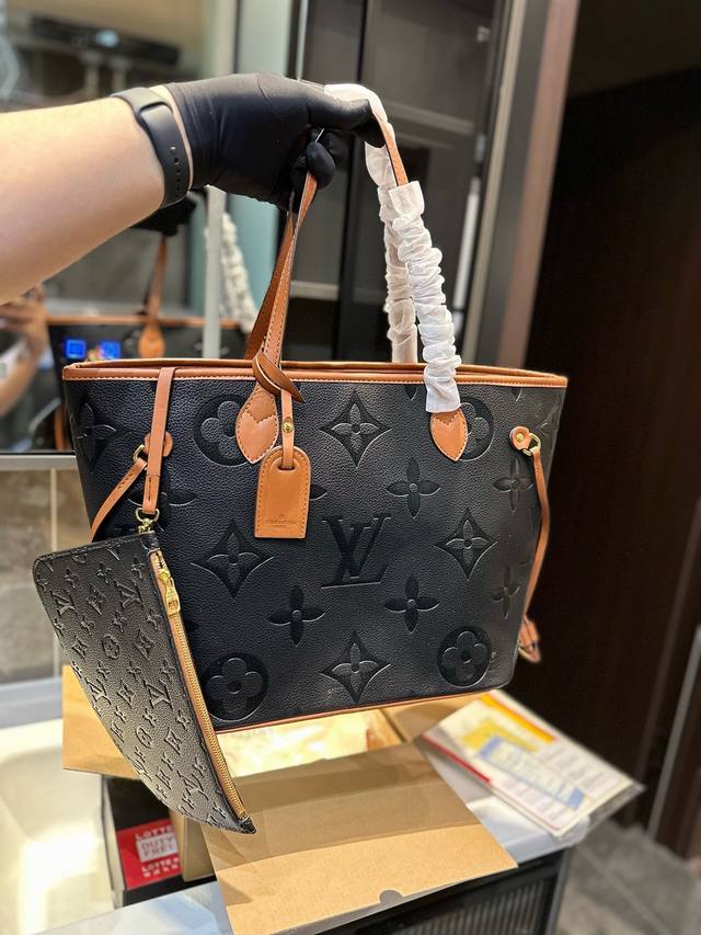 Lv Onthego妈咪袋 性价比之王这是一款超赞的包型，灵感来自于恶搞lv的街头品牌，曾经的曾经，Louis Vll Litton永远不会走下神坛，1:1品质