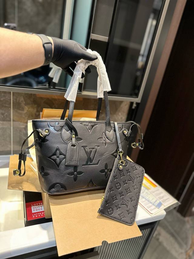 Lv Onthego妈咪袋 性价比之王这是一款超赞的包型，灵感来自于恶搞lv的街头品牌，曾经的曾经，Louis Vll Litton永远不会走下神坛，1:1品质