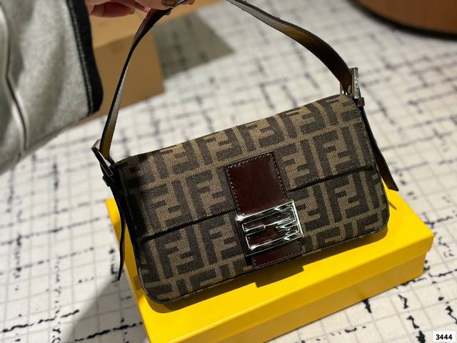 Fendi Vintage法棍包 年米兰时装周街拍中，潮人们背的最多的包包大概就是fendi芬迪的这款腋下包了 经典布料 有种慵慵懒懒的街头风。戚薇、Rosie