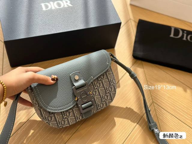 配盒 尺寸19*13Cm Dior 马鞍信使包 超级好搭配 一年四季皆可 适合日常出行 闺蜜逛街 都是超级不错的选择