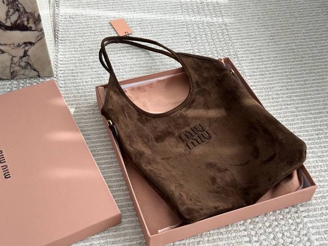 配盒 Size：35*32Cm Miumiu新款托特tote 今年的风刮的太猛了 老多爆款了！ 这款的版型也太好看了吧~ 黑色，棕色