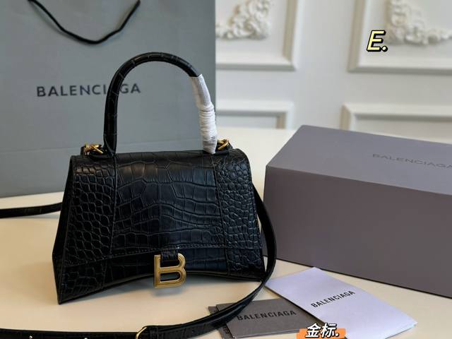 折叠盒 Size：23×13 Balenciaga巴黎世家新款沙漏包 防鳄鱼压纹，又酷又飒帅爆了！ 抢眼外型展现率性气质掀起热潮！ 特殊材质b字母扣饰品，容量～