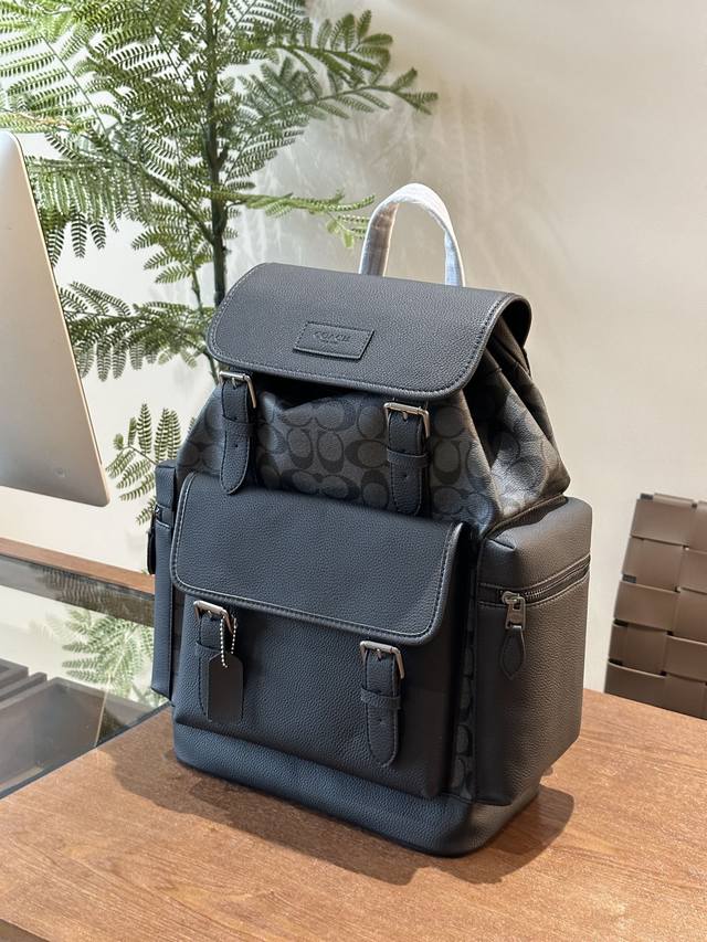 Coach 印花双肩包 Sprint Backpack 多功能槽能放置小物品 翻盖搭扣与抽绳结合 正面能放置最大号的手机 可容纳市面上最大的笔记本电脑 帅气时髦