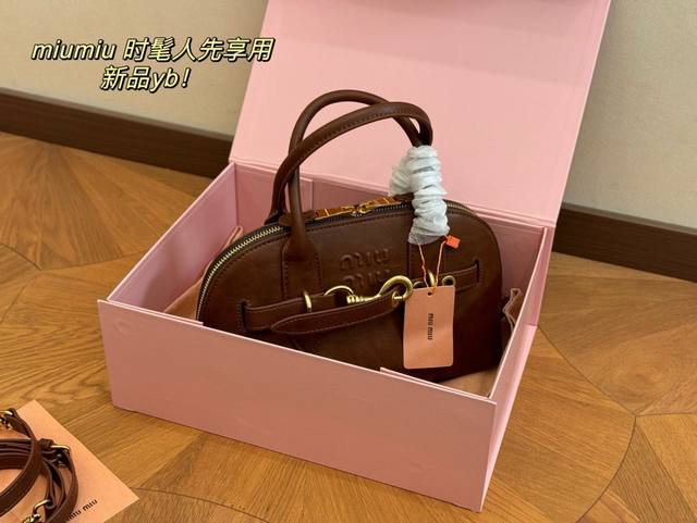 配折叠盒 Size：28*16Cm Miumiu 贝壳包包， 特别喜欢这个的设计！ Miumiu的坑真的好仙女好好看！ 真的很有质感！ 可斜挎可手拿可单肩， 日