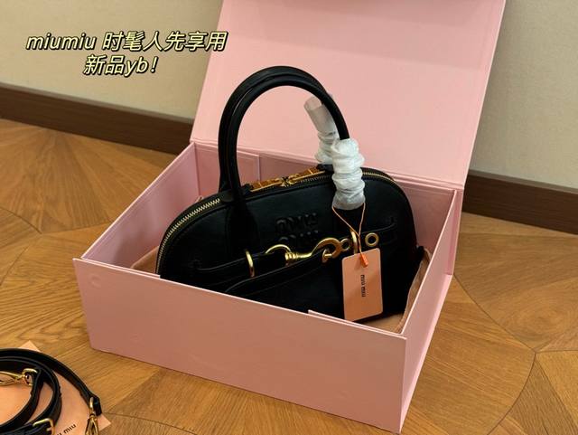 配折叠盒 Size：28*16Cm Miumiu 贝壳包包， 特别喜欢这个的设计！ Miumiu的坑真的好仙女好好看！ 真的很有质感！ 可斜挎可手拿可单肩， 日